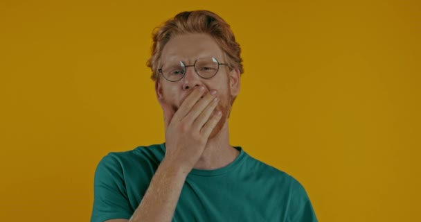 Ospalý Zrzka Muž Brýlích Zívání Izolované Žluté — Stock video