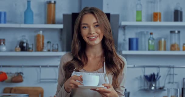 Femme Gaie Dans Tablier Tenant Tasse Avec Café Soucoupe — Video