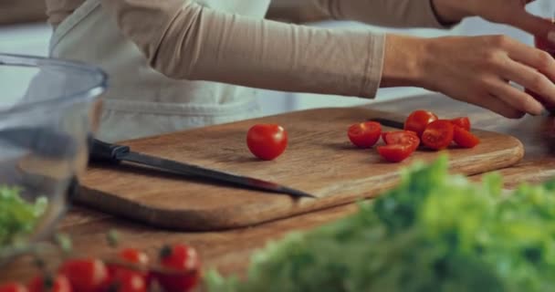 Vista Ritagliata Della Donna Che Taglia Pomodorini Ciliegia Sul Tagliere — Video Stock