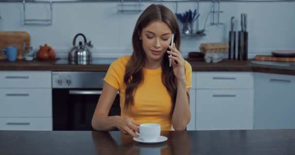 Glückliche Frau Die Kaffee Trinkt Und Mit Dem Smartphone Spricht — Stockvideo