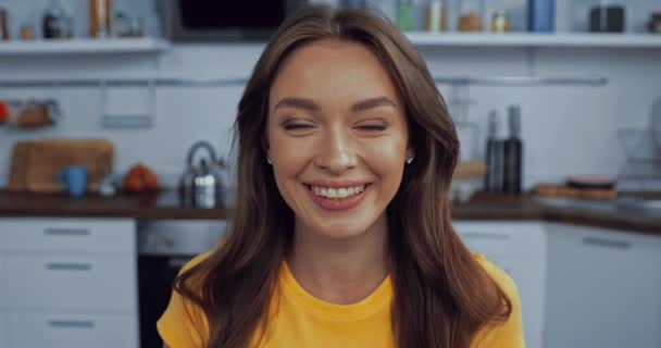 Mujer Feliz Saludando Mano Hablando Mostrando Señal Corazón Enviando Beso — Vídeos de Stock