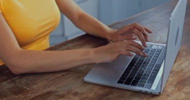 Laptop klavyesinde serbest yazıcı görüntüsü 