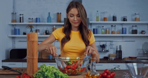 Mulher Feliz Misturando Salada Fresca Tigela — Vídeo de Stock