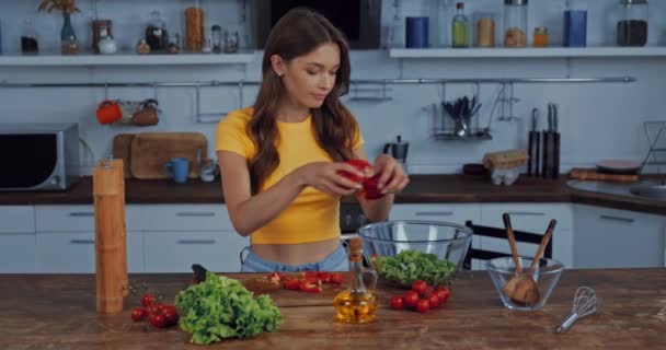 有魅力的女孩在碗里放甜椒和生菜 — 图库视频影像