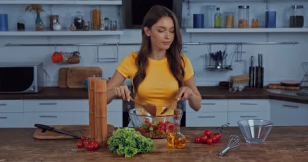 Femme Heureuse Mélangeant Salade Fraîche Dans Cuisine — Video