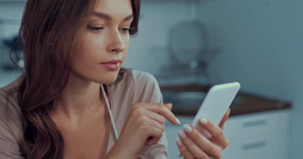 Enfoque Selectivo Mujer Joven Utilizando Teléfono Inteligente — Vídeos de Stock