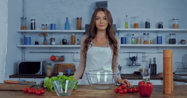 Önlüklü Mutlu Kadın Masadaki Malzemelerin Yanındaki Kameraya Bakıyor — Stok video