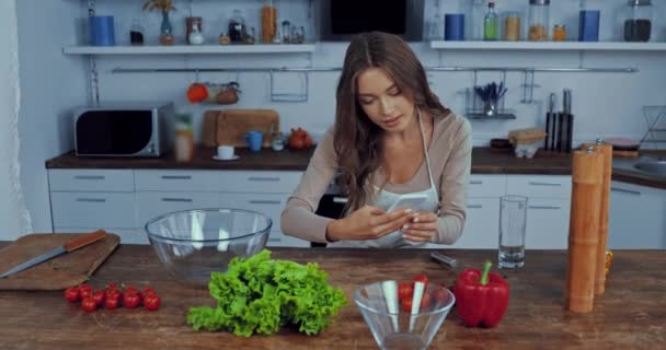有魅力的女人在厨房给蔬菜拍照 — 图库视频影像