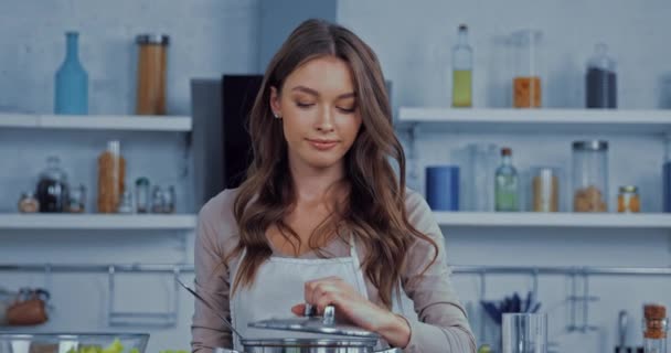 Mujer Delantal Sosteniendo Tapa Cucharón Mientras Huele Sopa — Vídeos de Stock