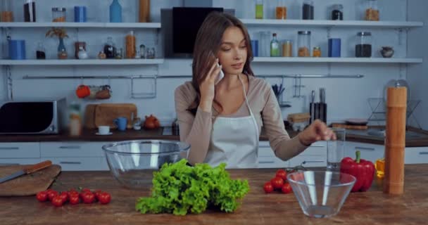 Mulher Avental Falando Smartphone Perto Ingredientes Mesa — Vídeo de Stock