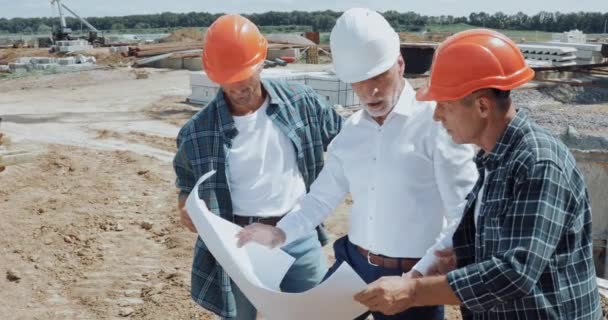 Ingeniero Constructores Hablando Mirando Plano Sitio Construcción — Vídeo de stock