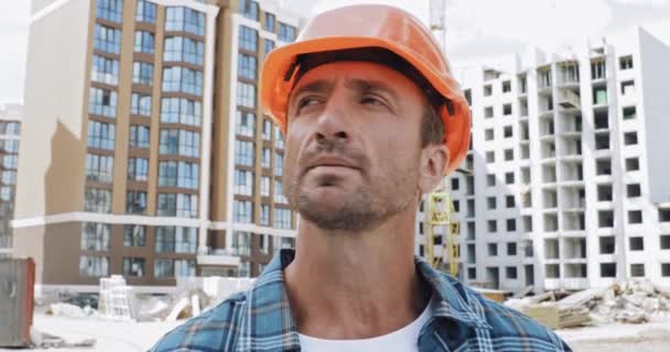 Beau Constructeur Souriant Caméra Sur Chantier Construction — Video