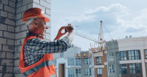 Bauarbeiter Fotografiert Mit Smartphone Auf Baustelle — Stockvideo