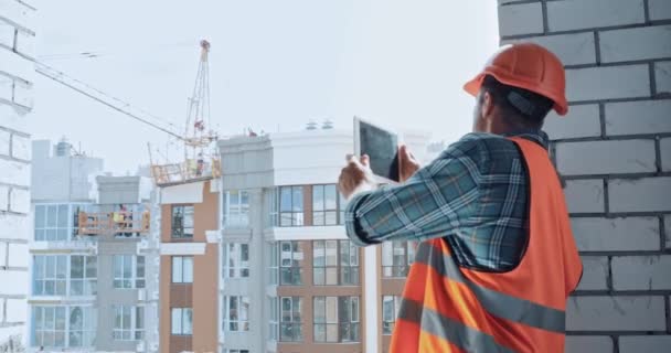 Budowniczy Fotografujący Cyfrowym Tabletem Placu Budowy — Wideo stockowe