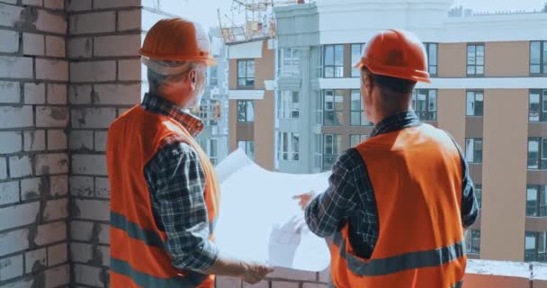 Bâtisseurs Gilets Sécurité Avec Plan Parlant Sur Chantier Construction — Video