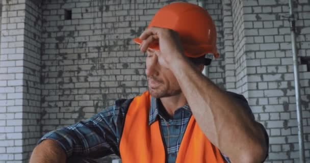 Construtor Cansado Tirando Capacete Sorrindo Para Câmera Local Construção — Vídeo de Stock