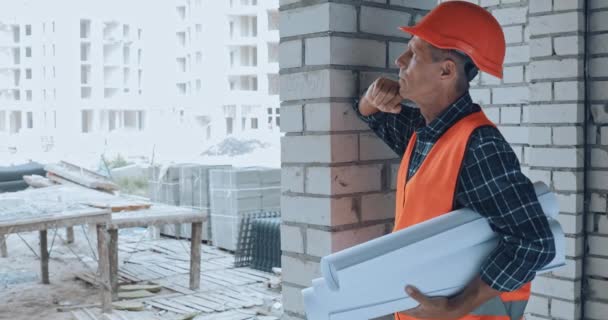 Pensive Stavitel Helmě Při Pohledu Návrh Staveništi — Stock video