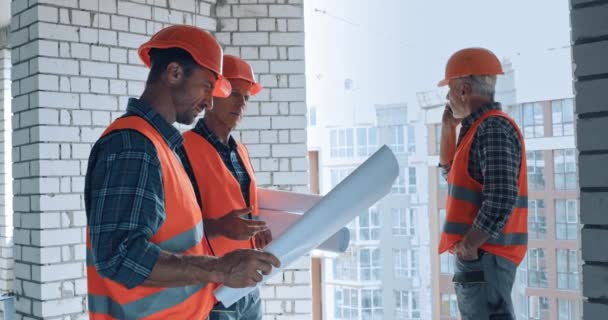 Constructeurs Avec Des Plans Talkie Walkie Travaillant Sur Chantier Construction — Video