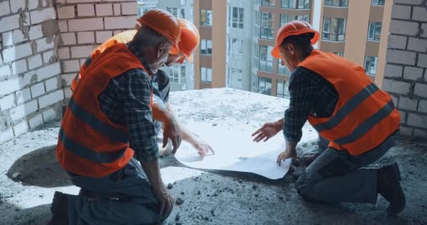 Três Construtores Conversando Trabalhando Com Projeto Canteiro Obras — Vídeo de Stock