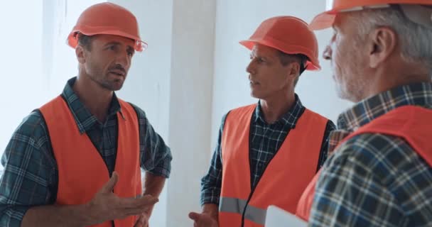 Costruttori Caschi Giubbotti Sicurezza Che Parlano Cantiere — Video Stock