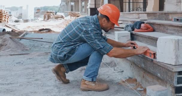 建設現場の建築レベルで地上を測定するビルダー — ストック動画
