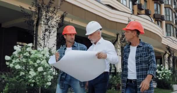 Ingeniero Con Proyecto Constructores Caminando Cerca Edificio Calle Urbana — Vídeo de stock