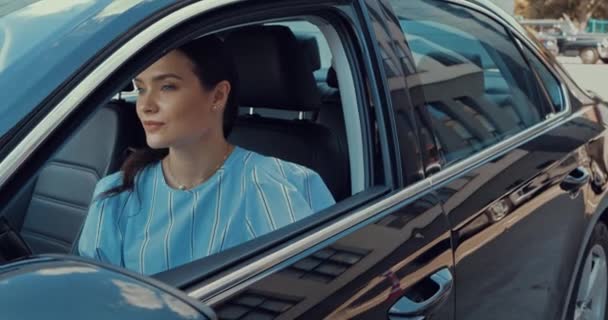 Przycięty Widok Mężczyzny Dając Samochód Klucz Szczęśliwej Kobiety Siedzi Siedzeniu — Wideo stockowe
