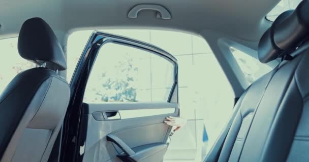 Χαρούμενη Γυναίκα Ανοίγοντας Την Πόρτα Του Αυτοκινήτου Και Βάζοντας Τσάντες — Αρχείο Βίντεο
