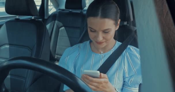 Усміхнена Жінка Спілкується Смартфоні Сидячи Машині Сидінні Водіїв — стокове відео