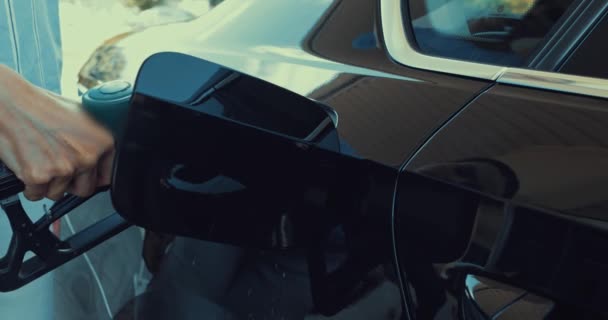 妇女用汽油手枪给汽车加油的剪影 — 图库视频影像