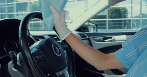 Bijgesneden Beeld Van Vrouw Latex Handschoenen Desinfecteren Stuurwiel Auto — Stockvideo