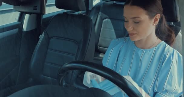 Młoda Kobieta Lateksowych Rękawiczkach Zakładająca Maskę Medyczną Podczas Siedzenia Samochodzie — Wideo stockowe