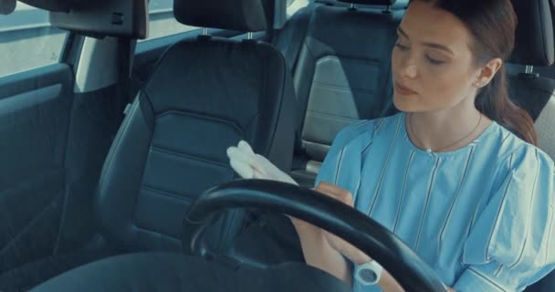 Atrakcyjna Kobieta Zakładająca Rękawiczki Lateksowe Siedząc Fotelu Kierowcy — Wideo stockowe