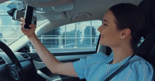 Szczęśliwa Kobieta Biorąc Selfie Smartfonie Kierowcach Miejsce Samochodzie — Wideo stockowe