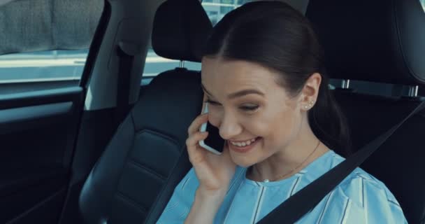 Счастливая Привлекательная Женщина Сидящая Машине Говорящая Смартфону — стоковое видео