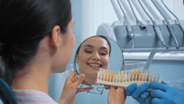 Dentista Mostrando Paleta Dentes Para Paciente Com Espelho Clínica — Vídeo de Stock