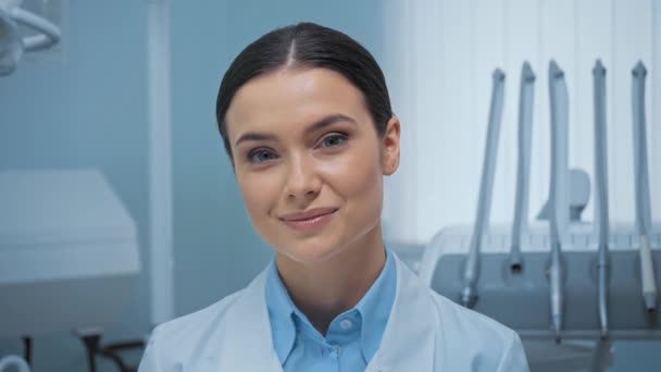 Dentista Atraente Sorrindo Para Câmera Clínica — Vídeo de Stock