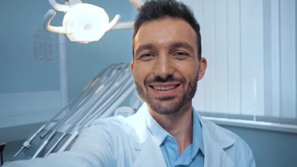 Dentista Positivo Falando Gesticulando Câmera Clínica — Vídeo de Stock