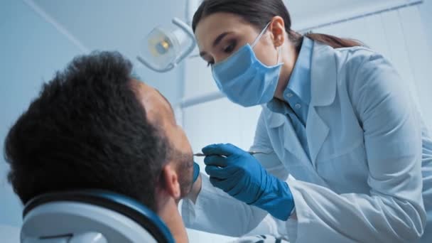 Стоматолог Використовує Зубні Інструменти Під Час Роботи Пацієнтом Клініці — стокове відео