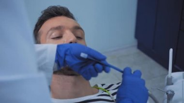 Klinikte ağrısı olan bir hastayla çalışan dişçi. 