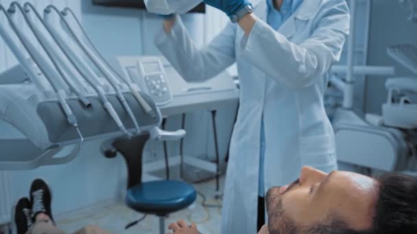 Dentista Trabalhando Com Paciente Cadeira Dentária Clínica — Vídeo de Stock