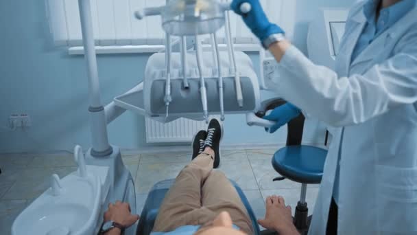 Lampa Zmiany Dentysty Pracy Pacjentem Klinice — Wideo stockowe