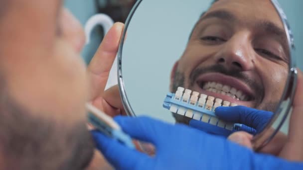 Foco Seletivo Dentista Segurando Paleta Dentes Perto Paciente Com Espelho — Vídeo de Stock