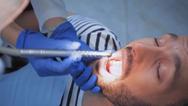 Zahnarzt mit zahnärztlichem Instrument während der Arbeit mit dem Patienten in der Klinik 