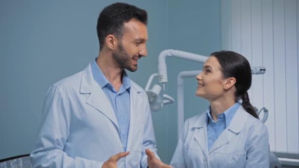 Dentistes Souriants Manteaux Blancs Parlant Clinique — Video