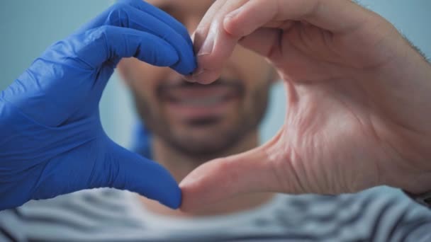 Dentista Paciente Sorridente Mostrando Gesto Amor Clínica — Vídeo de Stock