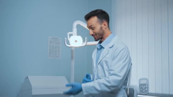Χαμογελώντας Συνάντηση Οδοντίατρο Και Μιλώντας Τον Ασθενή Στην Κλινική — Αρχείο Βίντεο