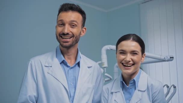 Οδοντίατροι Χαμογελούν Κοιτάζοντας Κάμερα Στην Κλινική — Αρχείο Βίντεο