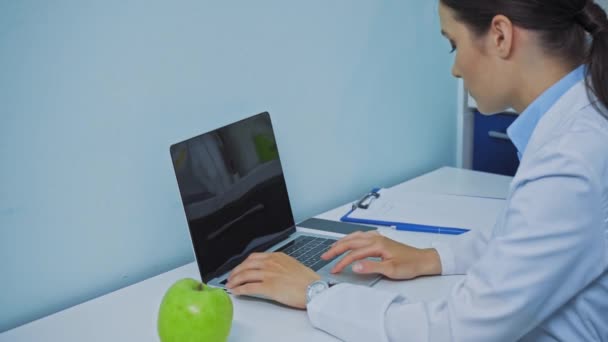 Dentista Usando Laptop Falando Smartphone Clínica — Vídeo de Stock