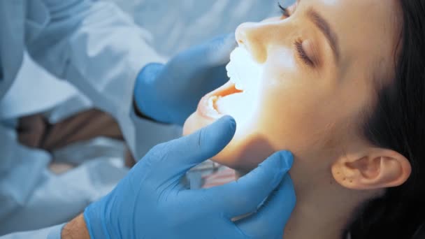 Стоматолог Латексних Рукавичках Огляд Зубів Пацієнта Клініці — стокове відео